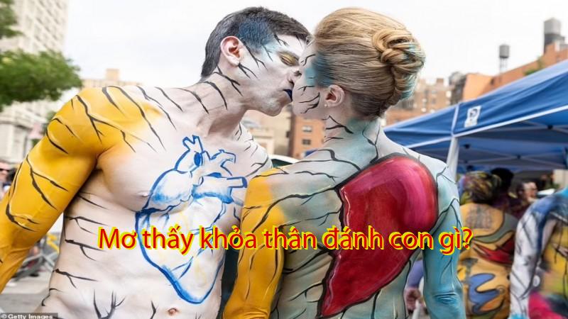 Mơ thấy khỏa thân đánh con gì?