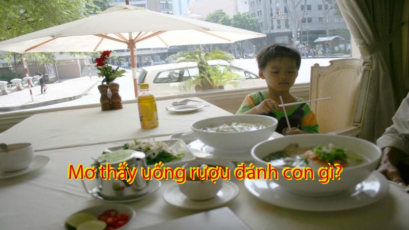 Mơ thấy uống rượu đánh con gì?